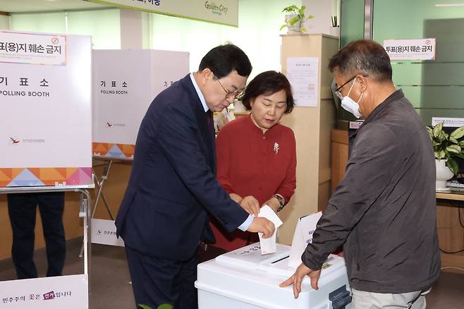 주낙영 경주시장과 김은미 여사가 용강동 행정복지센터에 마련된 투표소에서 투표를 하고 있다.[경주시 제공]