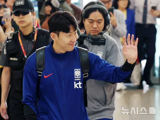 [인천공항=뉴시스] 김진아 기자 = 축구대표팀 손흥민이 2026 국제축구연맹(FIFA) 북중미 월드컵 아시아 3차 예선을 치르기 위해 지난 2일 인천국제공항에서 이라크로 출국하고 있다. 2025.06.02. bluesoda@newsis.com