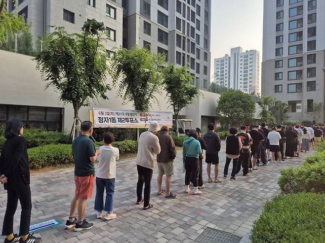 [수원=뉴시스] 이병희 기자 = 3일 오전 6시 경기 수원시 장안구의 한 아파트단지에 마련된 정자1동 제2투표소에 60여명의 주민들이 '소중한 한 표'를 행사하기 위해 줄을 서고 있다. 2025.06.03. iambh@newsis.com *재판매 및 DB 금지
