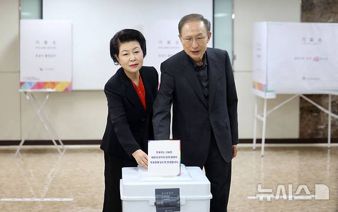 [서울=뉴시스] 김선웅 기자 = 이명박 전 대통령과 부인 김윤옥 여사가 제21대 대통령 선거일인 3일 서울 강남구 논현1동제3투표소에서 투표를 하고 있다. 2025.06.03. mangusta@newsis.com