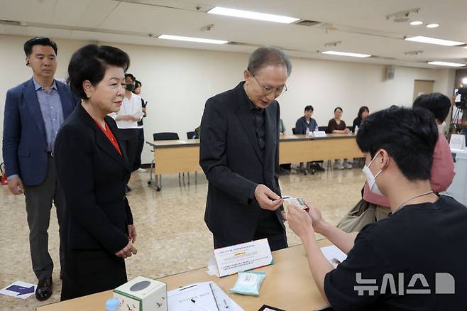 [서울=뉴시스] 김선웅 기자 = 이명박 전 대통령과 부인 김윤옥 여사가 제21대 대통령 선거일인 3일 서울 강남구 논현1동제3투표소에서 투표를 하기 위해 본인 확인을 하고 있다. 2025.06.03. mangusta@newsis.com