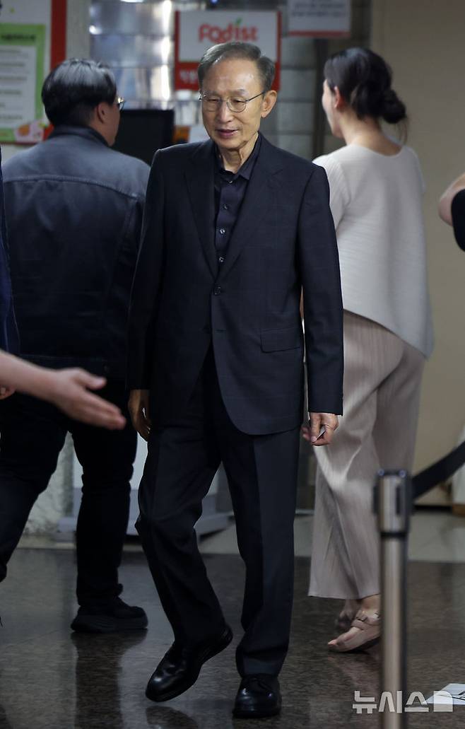 [서울=뉴시스] 김선웅 기자 = 이명박 전 대통령이 제21대 대통령 선거일인 3일 서울 강남구 논현1동제3투표소에서 투표를 하기 위해 입장하고 있다. 2025.06.03. mangusta@newsis.com