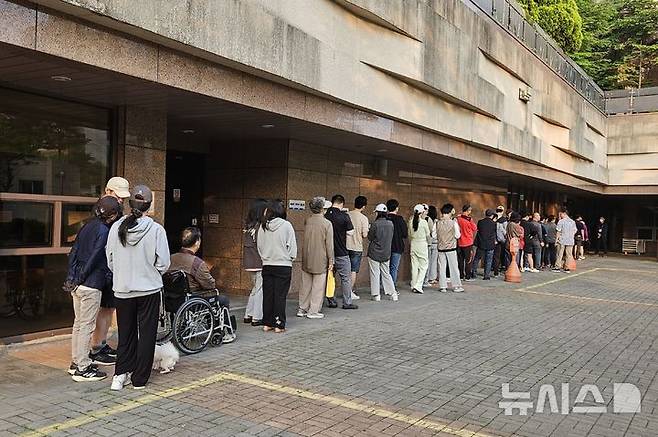 [인천=뉴시스] 이루비 기자 = 제21대 대통령선거 본투표일인 3일 오전 인천 계양구 귤현동 계양센트레빌 2단지 도서관에 마련된 투표소 앞에 유권자들이 줄지어 서 있다. 2025.06.03. ruby@newsis.com