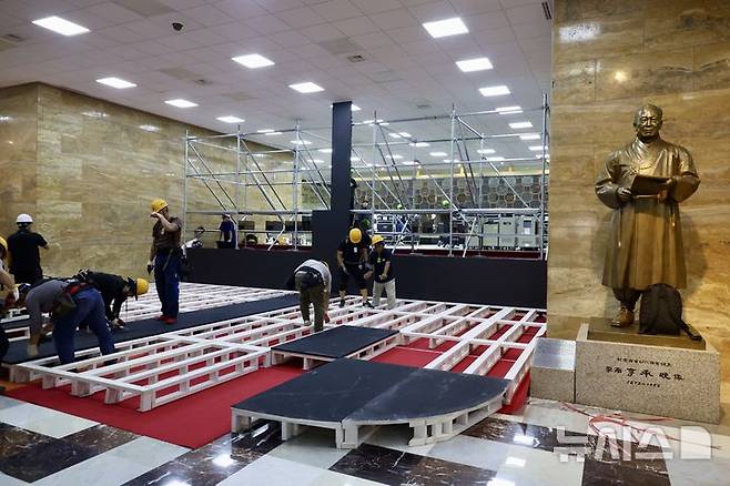 [서울=뉴시스] 조성봉 기자 = 제21대 대통령 취임식을 하루 앞둔 3일 오전 서울 여의도 국회 로텐더홀에서 취임식준비 관계자들이 연단을 만들기 위해 분주하게 움직이고 있다. 2025.06.03. suncho21@newsis.com