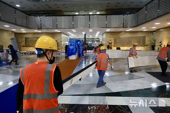 [서울=뉴시스] 조성봉 기자 = 제21대 대통령 취임식을 하루 앞둔 3일 오전 서울 여의도 국회 로텐더홀에서 취임식준비 관계자들이 연단을 만들기 위해 분주하게 움직이고 있다. 2025.06.03. suncho21@newsis.com