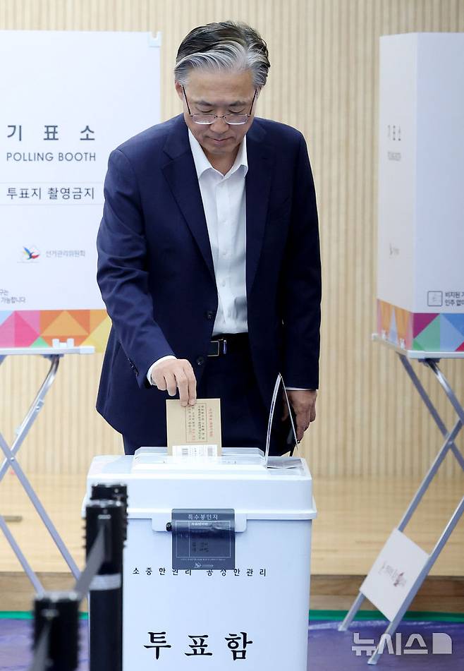 [서울=뉴시스] 추상철 기자 = 김형두 헌법재판소장 권한대행이 29일 오전 서울 종로구 가회동 주민센터에 마련된 제21대 대통령선거 사전투표소에서 소중한 한표를 행사하고 있다. 2025.05.29. scchoo@newsis.com