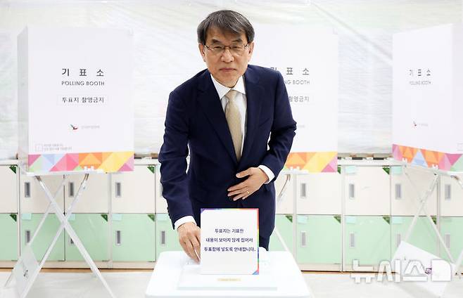 [서울=뉴시스] 김선웅 기자 = 노태악 중앙선거관리위원장이 제21대 대통령 선거일인 3일 서울 서초구 서래초등학교에 설치된 방배본동 제2투표소에서 투표를 하고 있다. 2025.06.03. mangusta@newsis.com