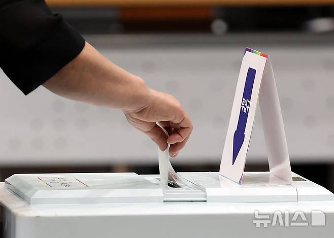 [부산=뉴시스] 하경민 기자 = 제21대 대통령 선거일인 3일 부산 동래구 내성초등학교 체육관에 마련된 복산동 제2투표소에서 유권자들이 소중한 한 표를 행사하고 있다. 2025.06.03. yulnetphoto@newsis.com