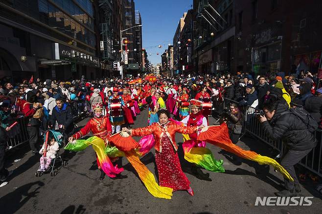 [뉴욕=AP/뉴시스] 지난 해 2월 25일 미국 뉴욕 맨해튼의 차이나타운에서 설날을 기념하는 용 퍼레이드가 열려 전통의상을 입은 무용수들이 춤추며 행진하고 있다. 미국에서는 아시아계 국민에 대한 인종차별과 혐오가 트럼프 취임후 더욱 증가하고 있다. 2025. 06.03.