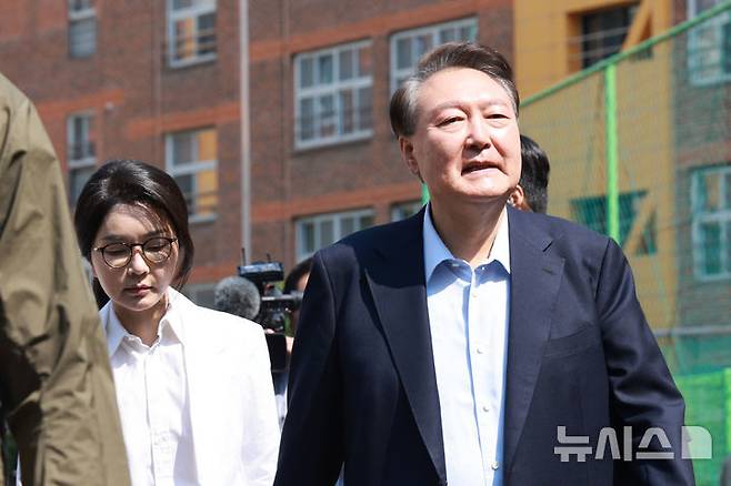 [서울=뉴시스] 박주성 기자 = 윤석열 전 대통령 내외가 제21대 대통령선거일인 3일 오전 서울 서초구 원명초등학교에 마련된 서초4동 제3투표소에서 투표를 마친 후 투표소를 나서고 있다. (공동취재) 2025.06.03. photo@newsis.com