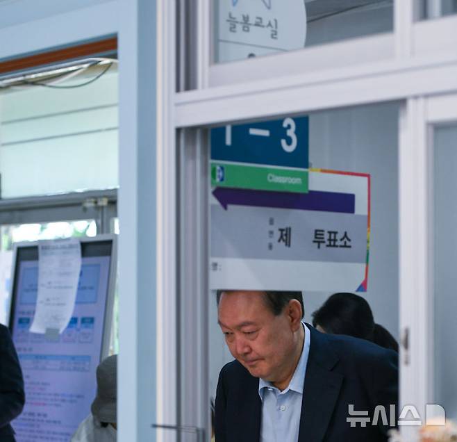 [서울=뉴시스] 박주성 기자 = 윤석열 전 대통령이 제21대 대통령선거일인 3일 오전 서울 서초구 원명초등학교에 마련된 서초4동 제3투표소로 들어오고 있다. (공동취재) 2025.06.03. photo@newsis.com