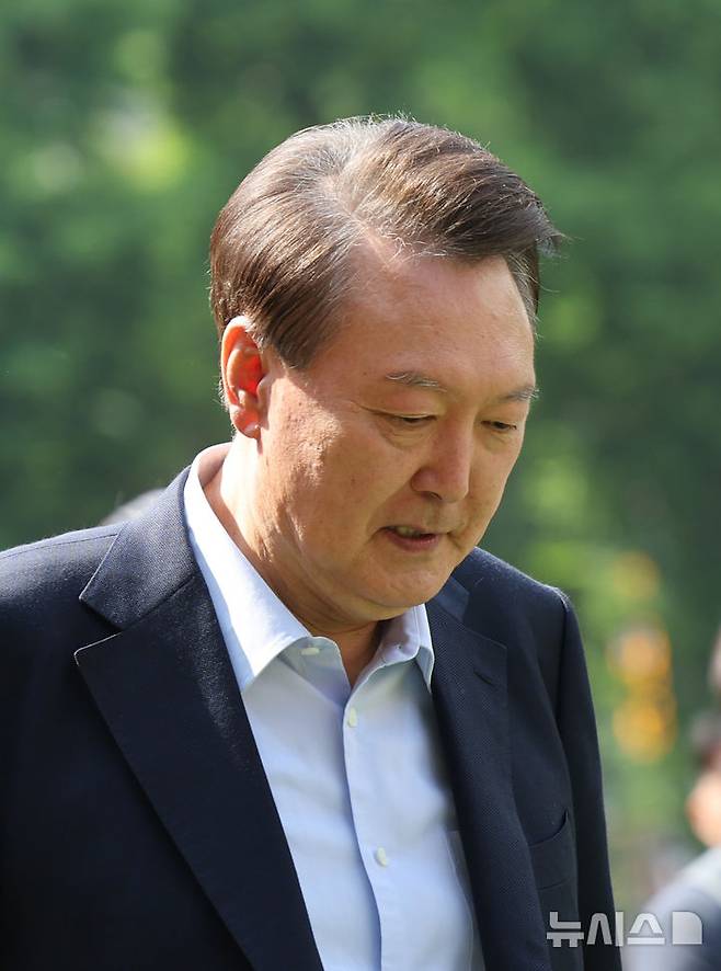 [서울=뉴시스] 박주성 기자 = 윤석열 전 대통령이 제21대 대통령선거일인 3일 오전 서울 서초구 원명초등학교에 마련된 서초4동 제3투표소로 향하고 있다. (공동취재) 2025.06.03. photo@newsis.com