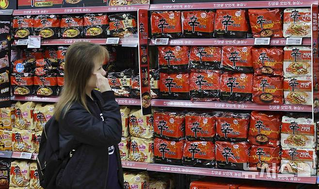 [서울=뉴시스] 김근수 기자 = 서울 시내의 한 대형마트에 농심 제품 라면이 진열돼 있다. 2025.03.16. ks@newsis.com