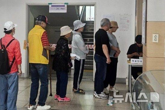 [고양=뉴시스] 송주현 기자 = 제21대 대통령 선거 당일인 3일 경기 고양시 한 투표소를 찾은 유권자들이 투표를 하기 위해 신분 확인을 받고 있다. 2025.06.03 atia@newsis.com