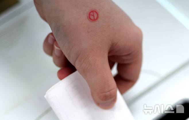 [대구=뉴시스] 이무열 기자 = 제21대 대통령 선거일인 3일 대구 중구 성내3동 행정복지센터에 마련된 성내3동 제2투표소에서 유권자가 투표를 하고 있다. 2025.06.03. lmy@newsis.com