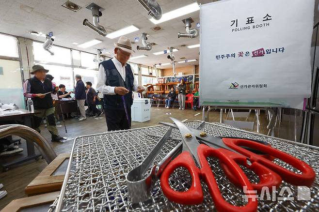 [광명=뉴시스] 황준선 기자 = 제21대 대통령 선거일인 3일 오전 경기 광명시의 한 음식점에 마련된 소하2동 제4투표소에서 유권자들이 투표를 하고 있다. 2025.06.03. hwang@newsis.com