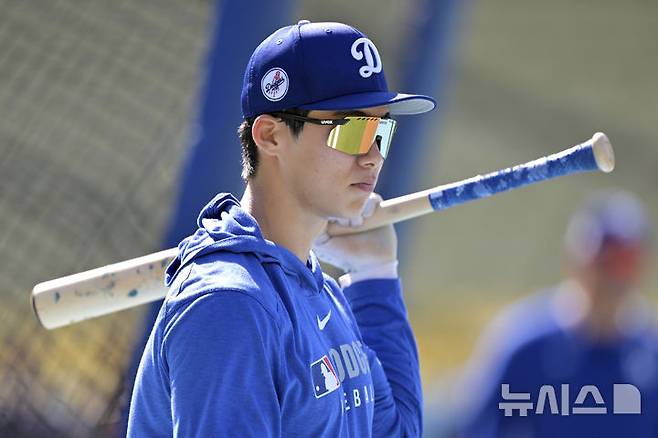[로스앤젤레스=AP/뉴시스] LA 다저스의 김혜성이 2일(현지 시간) 미 캘리포니아주 로스앤젤레스 다저 스타디움에서 열리는 2025 메이저리그 뉴욕 메츠와의 경기를 앞두고 타격 훈련으로 몸을 풀고 있다. 2025.06.03.