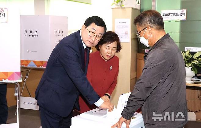 제21대 대통령 선거, 투표하는 주낙영 시장과 김은미 여사