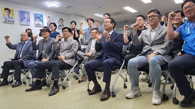 [세종=뉴시스] 송승화 기자 =  3일 세종시 아름동 더불어민주당 세종시당에 모인 강준현 국회의원과 당원들이 출구조사 예측 결과에 만족한 듯 환호를 하고 있다. 2025.06.03. ssong1007@newsis.com *재판매 및 DB 금지