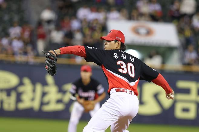 [서울=뉴시스] 프로야구 KIA 타이거즈의 홍원빈이 3일 서울 잠실구장에서 열린 2025 신한 쏠뱅크 KBO리그 두산 베어스와의 경기에 등판해 공을 던지고 있다. (사진=KIA 타이거즈 제공) 2025.06.03. *재판매 및 DB 금지