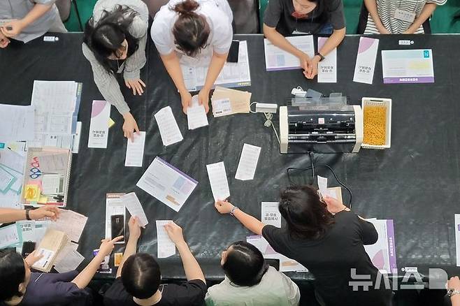 [대구=뉴시스] 이상제 기자 = 제21대 대통령 선거일인 3일 대구 남구 영남이공대학교 천마체육관에 마련된 개표소에서 개표사무원들이 투표용지를 분류하고 있다. 2025.06.03. king@newsis.com