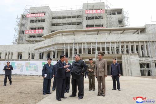 북한 김정은, 강동군 병원과 종합봉사소 공사 현장 시찰 북한 김정은, 강동군 병원과 종합봉사소 공사 현장 시찰    (평양 조선중앙통신=연합뉴스) 김정은 북한 국무위원장이 지난 2일 강동군 병원과 종합봉사소 건설장을 현지 지도했다고 조선중앙통신이 3일 보도했다. 2025.6.3      [국내에서만 사용가능. 재배포 금지. For Use Only in the Republic of Korea. No Redistribution]    nkphoto@yna.co.kr (끝)   <저작권자(c) 연합뉴스, 무단 전재-재배포, AI 학습 및 활용 금지>