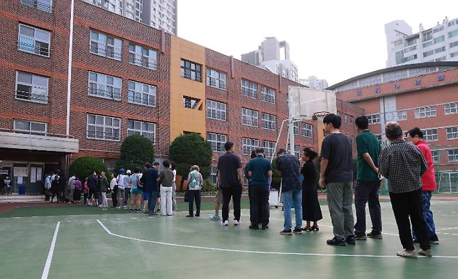 21대 대통령 선거일인 3일 새벽 서울 서초구 원명초등학교에 마련된 서초4동제3투표소를 찾은 유권자들이 투표하기 위해 줄을 서고 있다. 연합뉴스