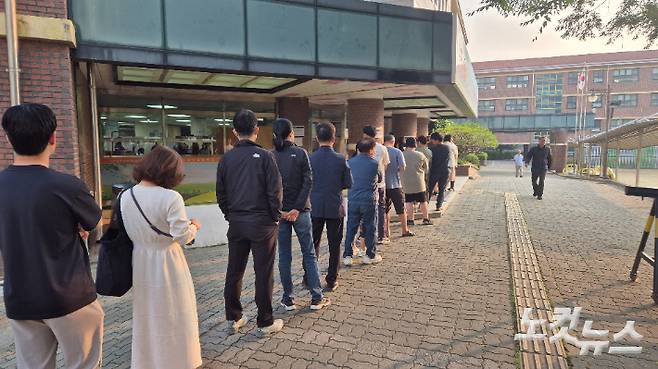 제21대 대선 본투표일인 3일 아침, 전북 전주시 완산구 서곡초등학교에 마련된 투표소에서 유권자들이 자신의 차례를 기다리고 있다. 심동훈 기자