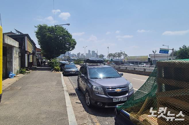 갓길주차가 빈번한 전북 전주시 덕진구 번영로. 송승민 기자