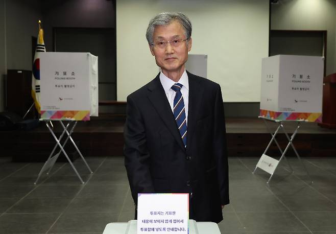 제21대 대통령선거일인 3일 조희대 대법원장이 서울 용산구 중부기술교육원에 마련된 한남동 제3투표소에서 투표하고 있다. 연합뉴스