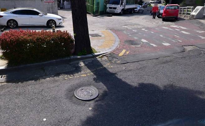 도로 내 맨홀. 마산회원구 제공