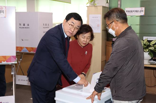 주낙영 경주시장과 김은미 여사가 용강동 행정복지센터에 마련된 투표소에서 투표하고 있다. 경주시 제공