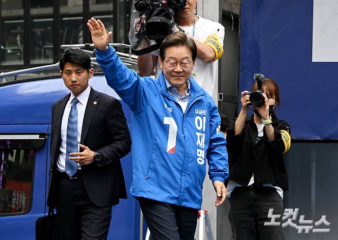 2일 오후 당시 이재명 더불어민주당 대선 후보가 경기 광명시 철산로데오 광장에서 열린 유세에 참석해 인사를 하고 있다. 윤창원 기자