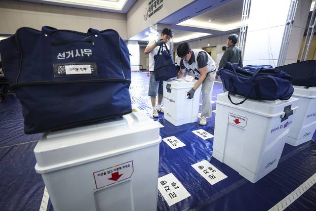 제21대 대통령선거일인 3일 서울 광진구 세종대학교에 마련된 개표소에서 개표 사무원들이 투표함을 옮기고 있다. 연합뉴스