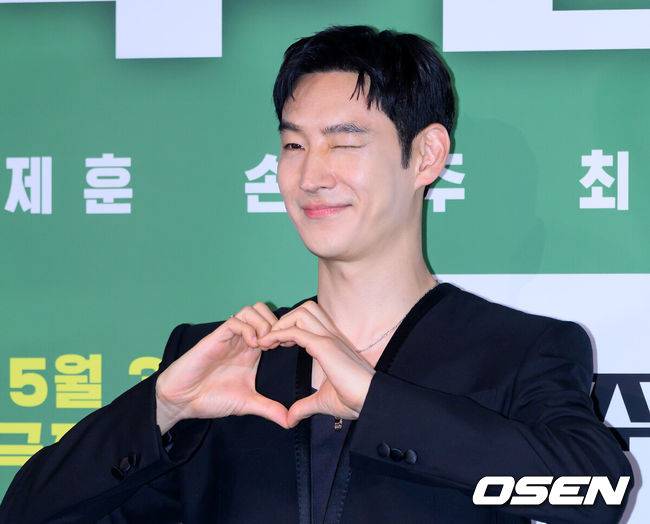 [OSEN=이대선 기자] 29일 오후 서울 CGV 용산아이파크몰에서 영화 '소주전쟁'(제공/배급 쇼박스, 제작 더 램프) 언론시사회가 열렸다.'소주전쟁'은&nbsp;1997년 IMF 외환위기, 소주 회사가 곧 인생인 재무이사 종록과 오로지 성과만 추구하는 글로벌 투자사 직원 인범이 대한민국 국민 소주의 운명을 걸고 맞서는 이야기를 그린 영화다.배우 이제훈이 포토타임을 가지고 있다. 2025.05.29 /sunday@osen.co.kr