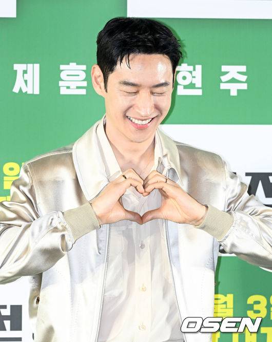 [OSEN=조은정 기자]영화 '소주전쟁' 제작보고회가 24일 서울 강님구 메가박스 코엑스에서 열렸다.영화 '소주전쟁'은 1997년 IMF 외환위기, 소주 회사가 곧 인생인 재무이사 종록과 오로지 성과만 추구하는 글로벌 투자사 직원 인범이 대한민국 국민 소주의 운명을 걸고 맞서는 이야기로, 배우 유해진, 이제훈, 손현주, 최영준이 출연한다. 오는 6월 3일극장 개봉.배우 이제훈이 포즈를 취하고 있다. 2025.04.24 /cej@osen.co.kr