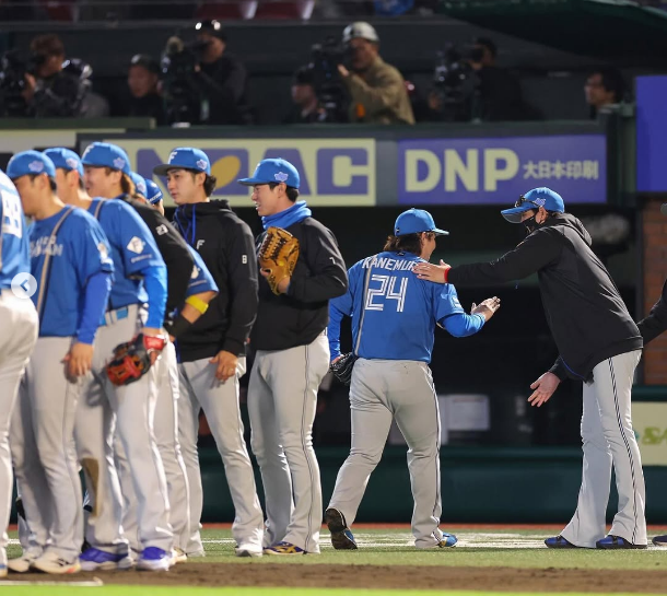 가네무라의 완봉승을 축하하는 신조 감독. 홋카이도 니폰햄 화이터즈 SNS