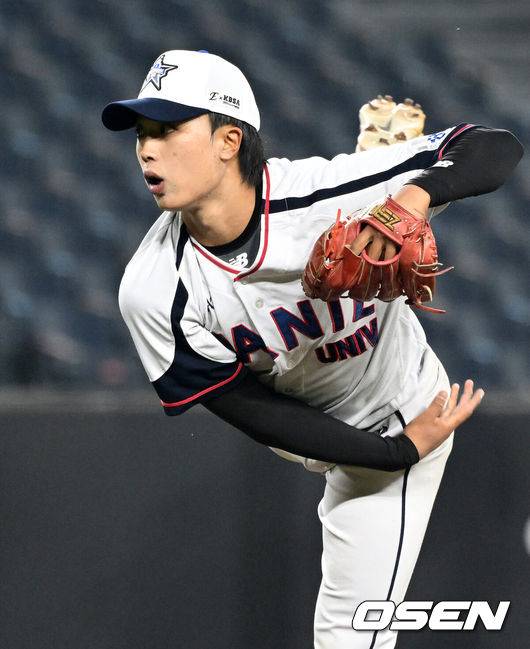 [OSEN=대전, 이대선 기자] 2일 오후 대전 한화생명볼파크에서 ‘제3회 한화이글스배 고교vs대학 올스타전’이 열렸다.올해로 3회째를 맞는 한화이글스배 고교vs대학 올스타전은 한화 구단과 KBSA가 공동으로 주최하는 이벤트 경기다.6회초 대학팀 박정민이 역투하고 있다. 2025.06.02 /sunday@osen.co.kr