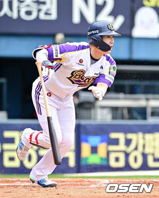 [OSEN=잠실, 박준형 기자]  5일 오후 서울 잠실구장에서 ‘2025 신한 SOL BANK KBO리그’ 두산 베어스와 LG 트윈스의 경기가 진행됐다.이날 경기에는 두산은 콜어빈을 LG은 송승기를 선발투수로 내세웠다.8회말 1사 두산 조수행이 안타를 날리고 있다.   2025.05.05 / soul1014@osen.co.kr