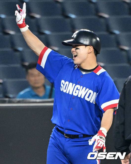 [OSEN=대전, 이대선 기자] 2일 오후 대전 한화생명볼파크에서 ‘제3회 한화이글스배 고교vs대학 올스타전’이 열렸다.올해로 3회째를 맞는 한화이글스배 고교vs대학 올스타전은 한화 구단과 KBSA가 공동으로 주최하는 이벤트 경기다.5회말 2사 2,3루에서 대학팀 김동휘가 2타점 적시 3루타를 치고 환호하고 있다. 2025.06.02 /sunday@osen.co.kr