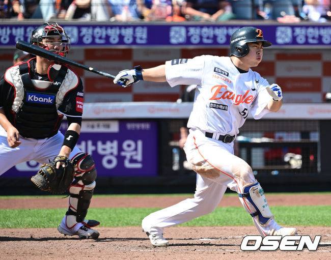 [OSEN=대전, 김성락 기자] 3일 오후 대전 한화생명볼파크에서 ‘2025 신한 SOL Bank KBO리그’ 한화 이글스와 KT 위즈의 경기가 열렸다.이날 홈팀 한화는 폰세, KT는 쿠에바스를 선발로 내세웠다.4회말 2사 1, 3루 한화 문현빈이 1타점 적시타를 날리고 있다.  2025.06.03 / ksl0919@osen.co.kr