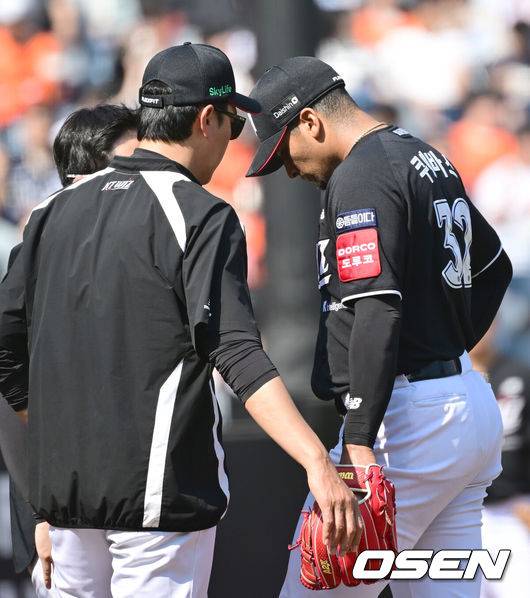 [OSEN=대전, 김성락 기자] 3일 오후 대전 한화생명볼파크에서 ‘2025 신한 SOL Bank KBO리그’ 한화 이글스와 KT 위즈의 경기가 열렸다.이날 홈팀 한화는 폰세, KT는 쿠에바스를 선발로 내세웠다.5회말 2사 1루 KT 쿠에바스가 교체되고 있다. 2025.06.03 / ksl0919@osen.co.kr