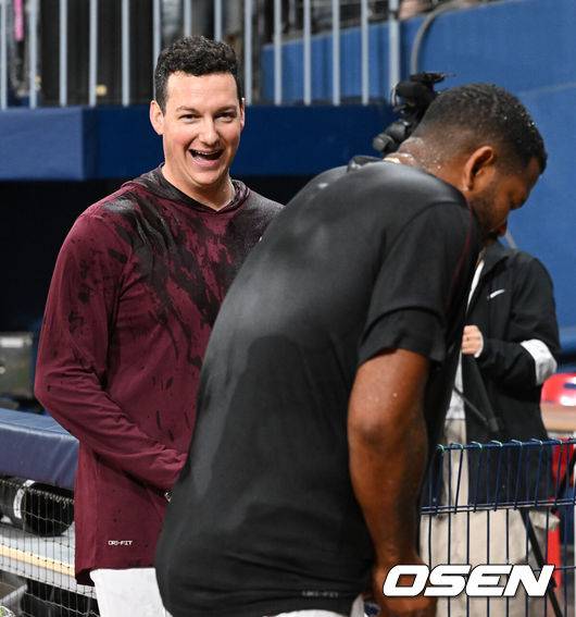 [OSEN=고척, 이대선 기자] 프로야구 키움 히어로즈가 35일 만에 2연승을 달렸다.키움은 1일(한국시간) 서울 고척스카이돔에서 열린 ‘2025 신한은행 SOL Bank KBO리그’ 두산 베어스와의 경기에서 1-0으로 승리했다. 5월을 4승 1무 22패 승률 .154로 마무리한 키움은 최근 7연패, 1승, 10연패를 기록했다. 하지만 지난달 31일 1-0으로 승리하며 연패를 끊었고 이날 경기에서는 4월 27일 이후 35일 만에 2연승에 성공했다.&nbsp;경기 종료 후 첫 승을 거둔 키움 알칸타라가 로젠버그에게 축하 물세례를 받고 있다. 2025.06.01 /sunday@osen.co.kr