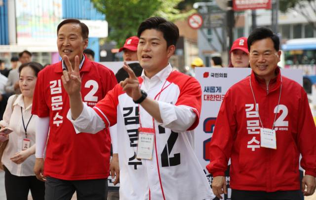 ▲국민의힘 김용태 비상대책위원장이 1일 오후 대구 동성로에서 김문수 대선 후보에 대한 지지를 시민들에게 호소하고 있다. ⓒ연합뉴스