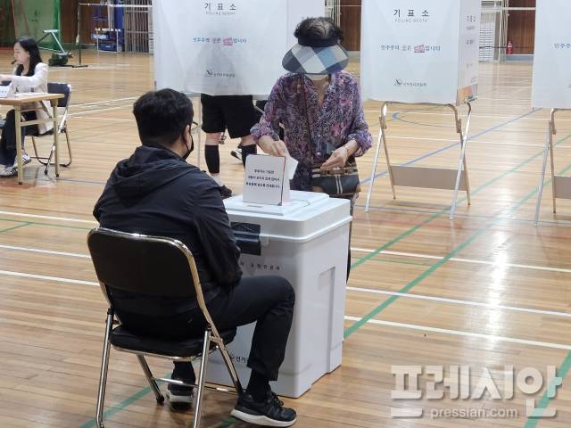 ▲3일 전남대학교 스포츠센터 본투표소에서 유권자들이 투표하고 있다.2025.06.03ⓒ프레시안(김보현)