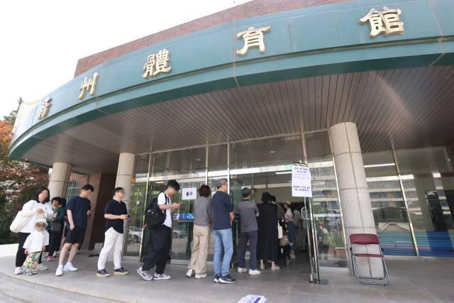 ▲제21대 대통령선거일인 3일 서울 강남구 언주중학교에 마련된 삼성2동제3투표소에서 시민들이 투표를 위해 줄을 서 있다. ⓒ연합뉴스