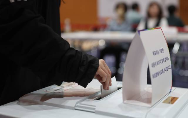 ▲제21대 대통령 선거일인 3일 경남 창원시 마산합포구 해운중학교 1층 체육관에 마련된 월영동 제4·5 투표소에서 유권자들이 투표하고 있다. ⓒ연합뉴스