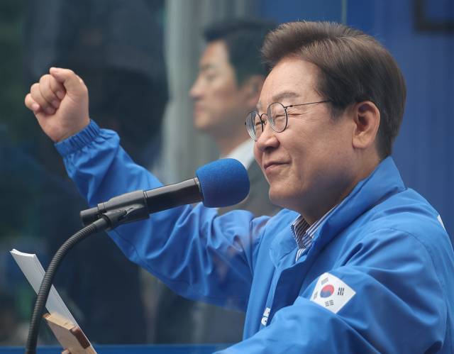 ▲더불어민주당 이재명 대선 후보가 선거를 하루 앞둔 2일 경기 성남 분당 야탑광장에서 시민들에게 지지를 호소하고 있다. ⓒ연합뉴스