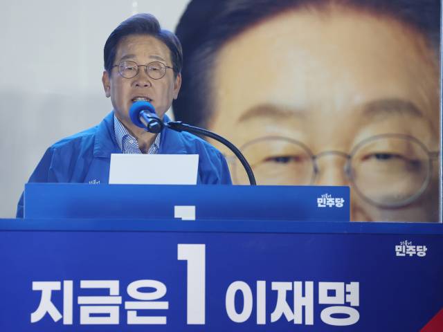 ▲더불어민주당 이재명 대선 후보가 선거를 하루 앞둔 2일 서울 여의도공원 마지막 유세에서 이 후보의 '빛의 혁명' 완성을 위한 승리에 대한 연설을 하고 있다. ⓒ연합뉴스