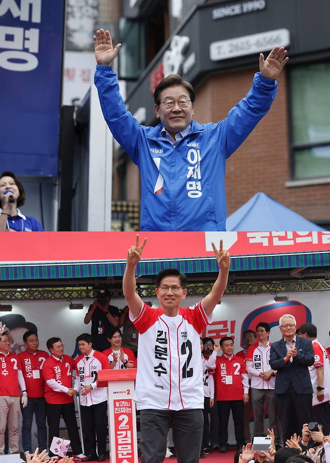 제21대 대통령 선거 운동 마지막 날이던 2일 더불어민주당 이재명 후보(위)와 국민의힘 김문수 후보가 각각 경기 광명시 철산로데오 광장과 부산 동구 부산역 광장에서 유권자들에게 지지를 호소하고 있다. 광명·부산=뉴스1